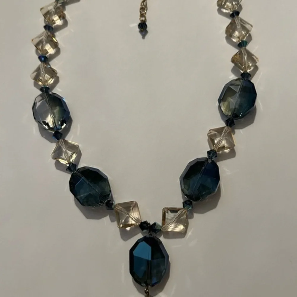 Beautiful Vintage Glass And Crystal Necklace